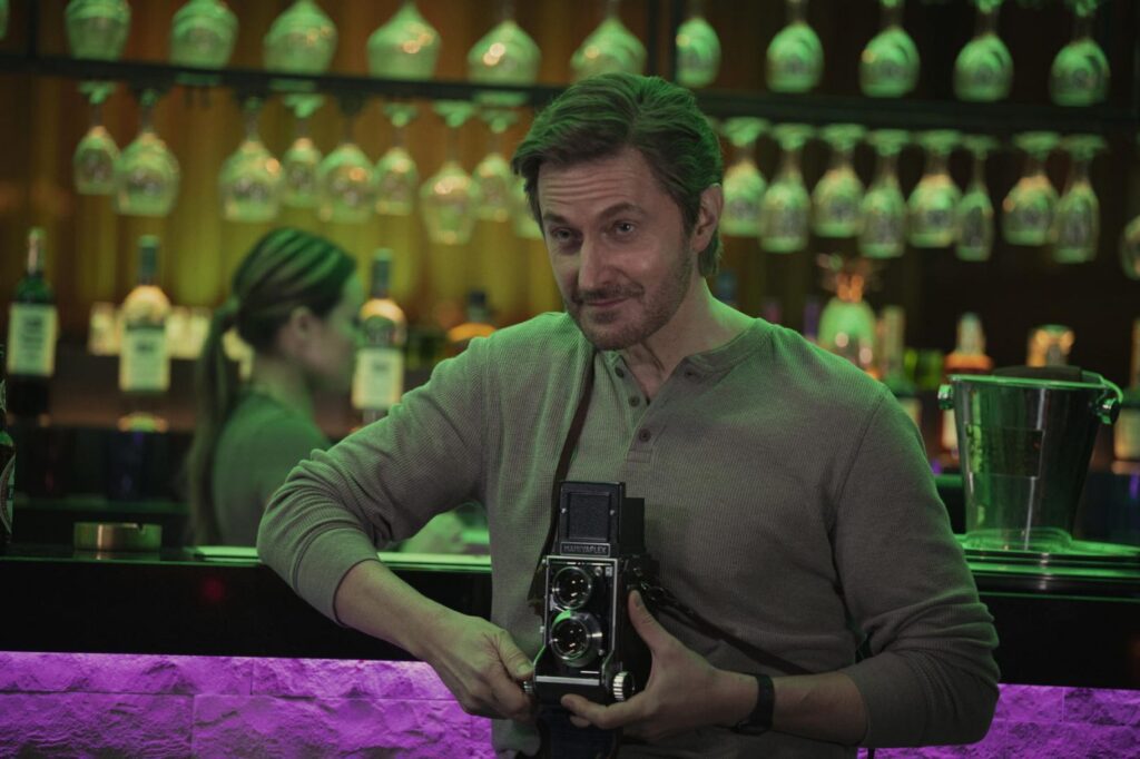 Richard Armitage è il fotografo Ray Levine