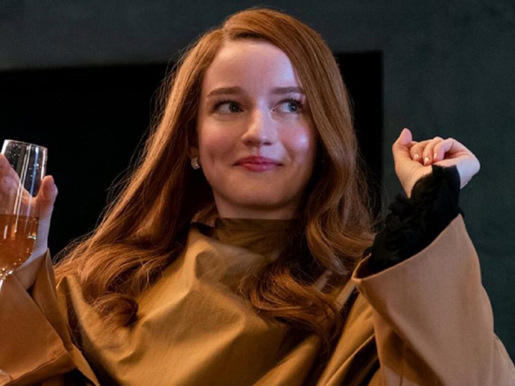 Julia Garner nei panni di Anna Delvey