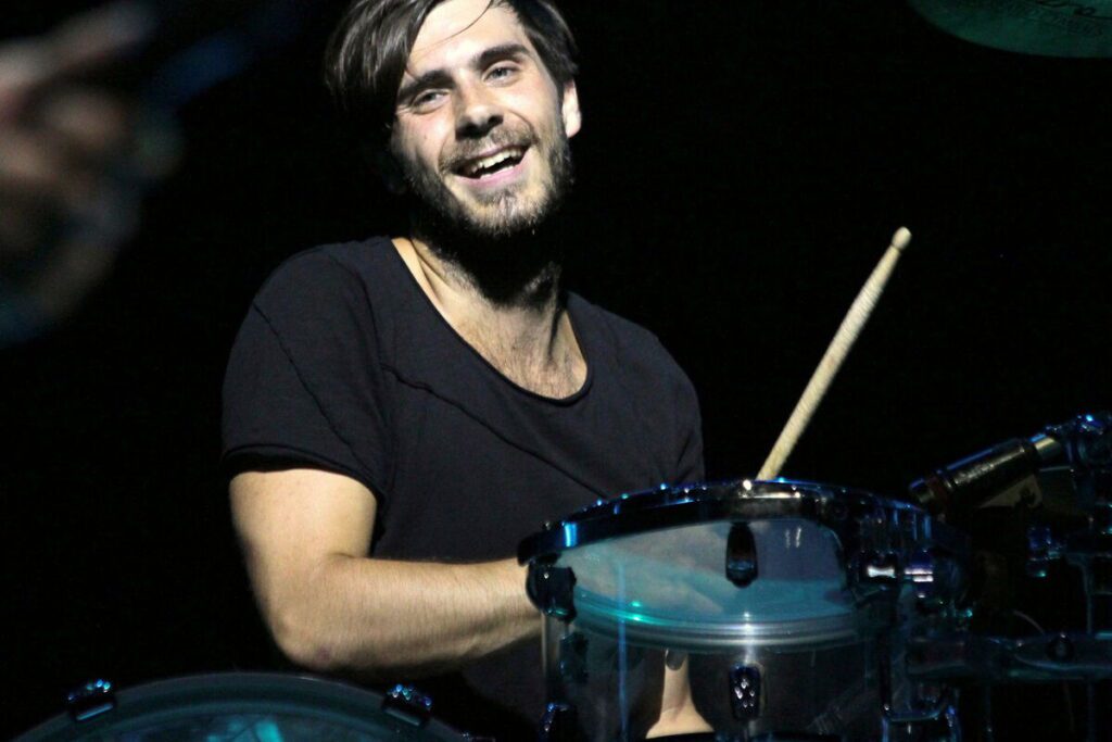 Dušan Kranjc è il batterista dei 2 cellos