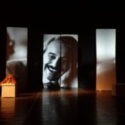 Bum ha i piedi bruciati in scena al teatro Parenti