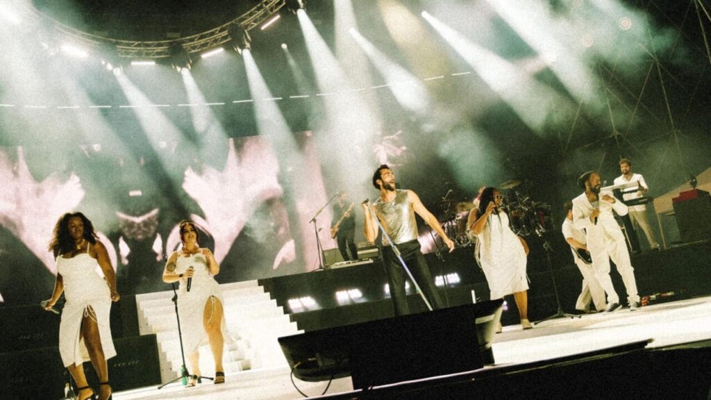 Marco Mengoni e la band con i vocalist