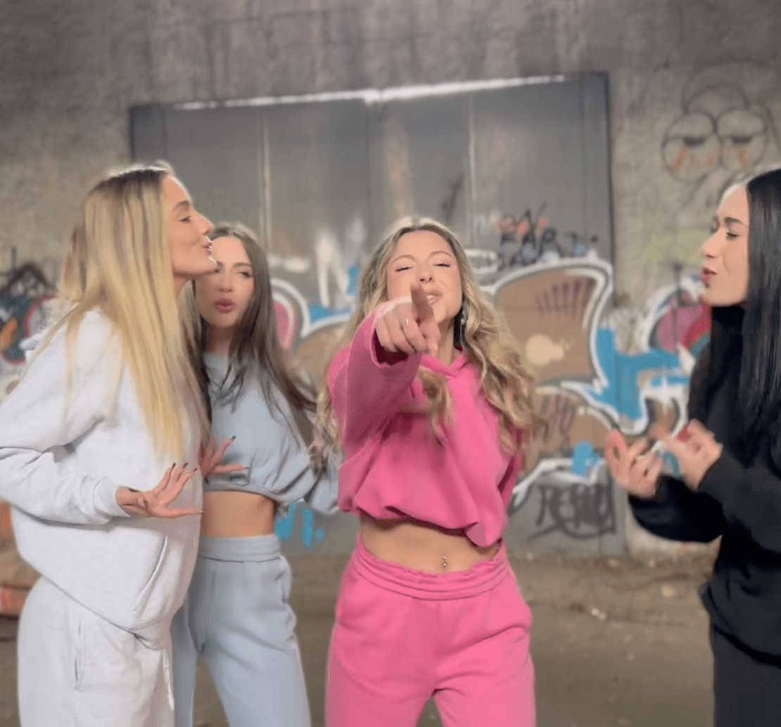 Le "Ragazze Punk" in una scena del video del singolo"LUV U"