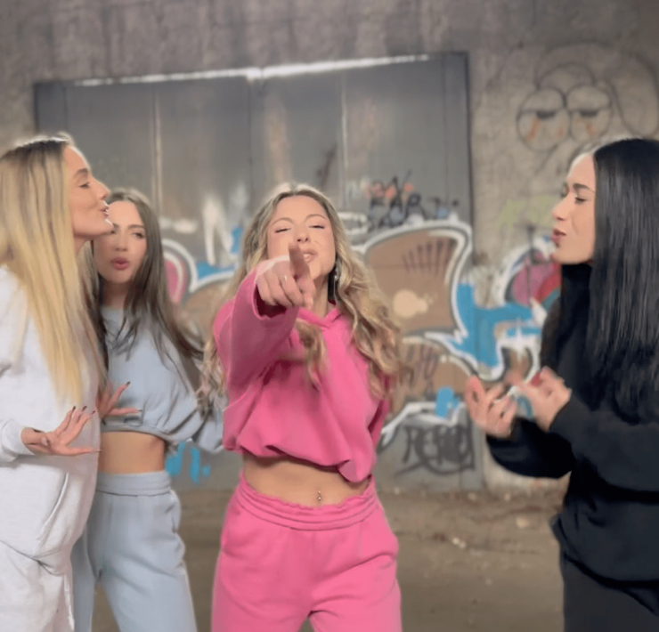 Le "Ragazze Punk" in una scena del video del singolo"LUV U"