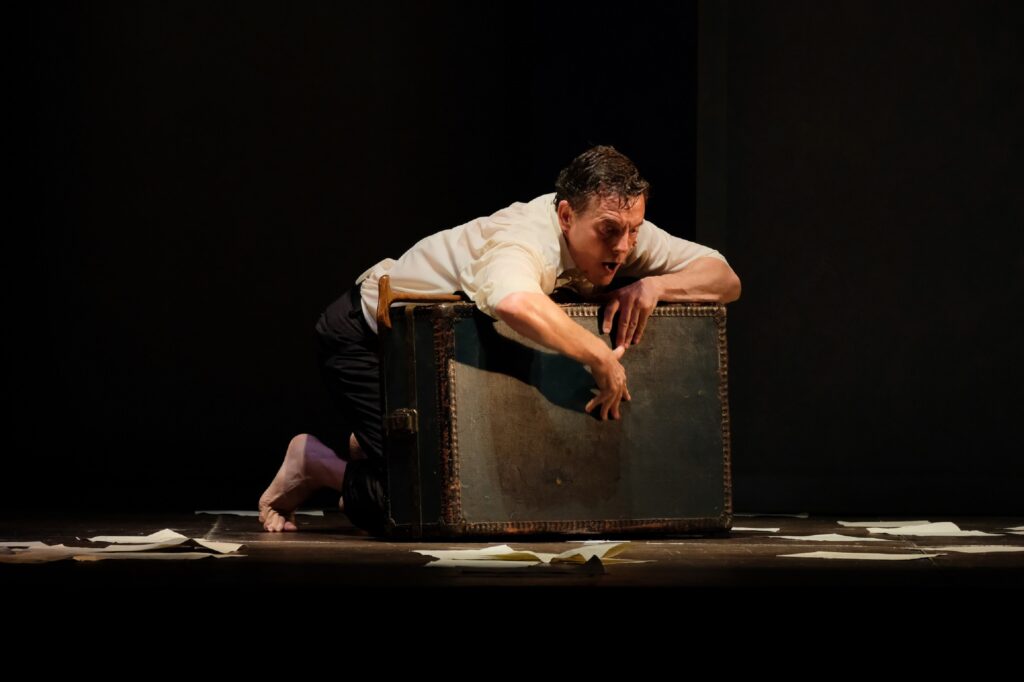 Giorgio Lupano in una scena dello spettacolo "La vita al contrario"