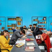 Tipi umani seduti al chiuso