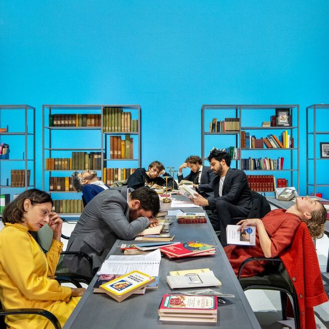 Tipi umani seduti al chiuso