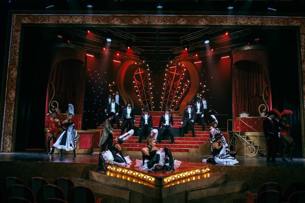 Moulin Rouge! Cast al Sistina Chapiteaux